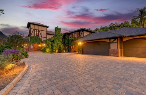 El Cajon House | 8 BR Rockstar Villa! Swim Up Bar + XL Pool/Jacuzzi/Slide, Waterfall +Views!