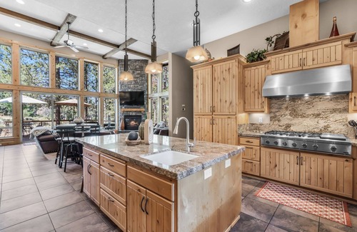Sunriver House | 8 BR, Sunriver, Hot Tub - Woods and Iron Lodge