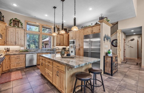 Sunriver House | 8 BR, Sunriver, Hot Tub - Woods and Iron Lodge