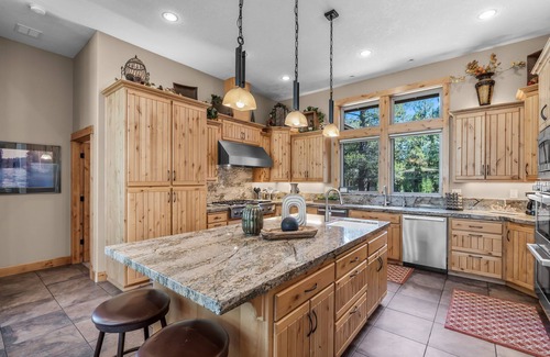 Sunriver House | 8 BR, Sunriver, Hot Tub - Woods and Iron Lodge