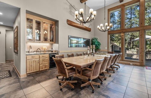 Sunriver House | 8 BR, Sunriver, Hot Tub - Woods and Iron Lodge