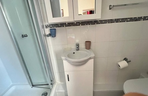 Roundham Bed & Breakfast | 8 - Family Suite w/shower - Double Bed St. Pancras - Room 8