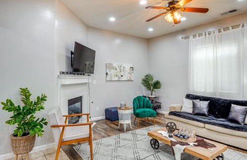 Greenacres House | 8 Mi to Beach Park Bakersfield Gem with Yard!