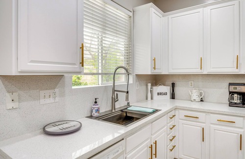 Greenacres House | 8 Mi to Beach Park: Bakersfield Gem w/Yard!