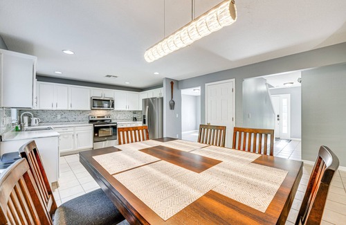 Lake Wilson Preserve House | 8 Mi to Disney: Family Home w/Screened Lanai!