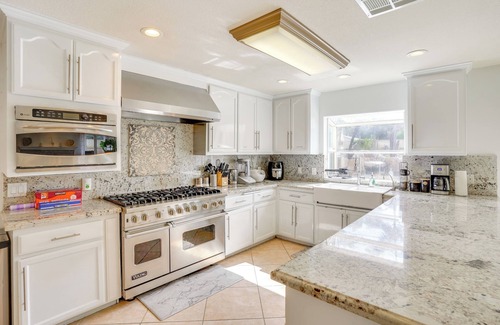 Henninger Park House | 8 Mi to Disney: Santa Ana Home w/Bar & Patio!