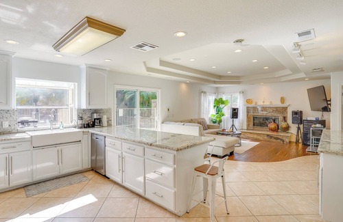 Henninger Park House | 8 Mi to Disney: Santa Ana Home w/Bar & Patio!