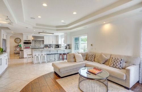 Henninger Park House | 8 Mi to Disney: Santa Ana Home w/Bar & Patio!