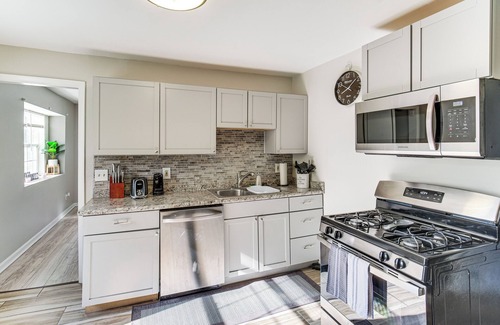 Cleveland House | 8 Mi to Dtwn: Cleveland Family Home