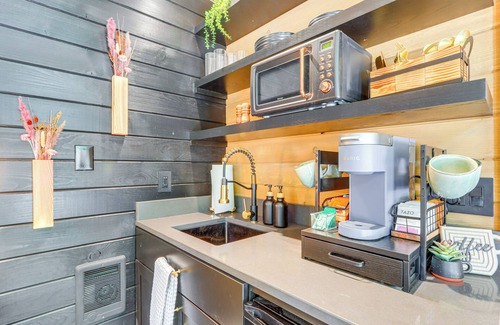 Athol Apartment | 8 Mi to Farragut State Park: Wooded Cabin Escape!