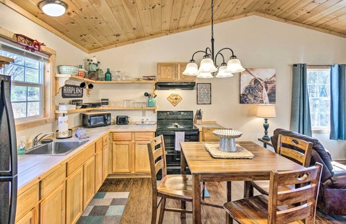 Cherokee Cabin | 8 Mi to Great Smoky Mtn National Park: Cozy Cabin