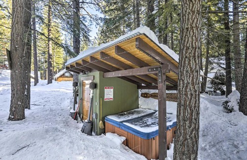 Tahoe Paradise House | 8 Mi to Heavenly Mtn Resort! Hot Tub Hideaway