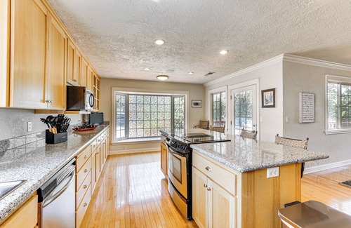 Ruch House | 8 Mi to Jacksonville: Oregon Getaway w/Deck!