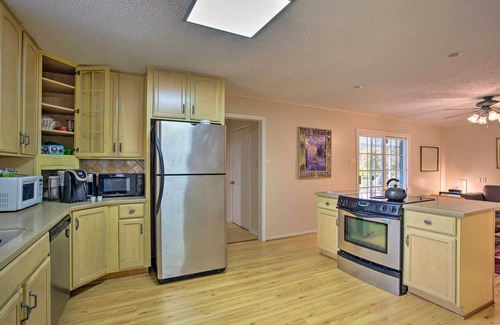 Garland House | 8 Mi to Lake Ray Hubbard: Creekside Garland Home