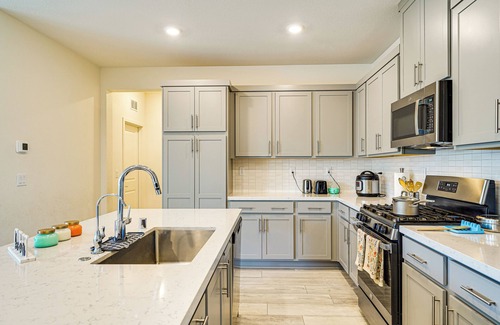 Tracy House | 8 Mi to Lincoln Park: Family-Friendly Tracy Home