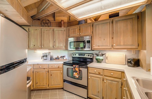 Seven Devils House | 8 Mi to Ski Slopes! Hot Tub Haven in Seven Devils