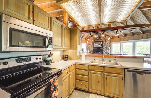 Seven Devils House | 8 Mi to Ski Slopes! Hot Tub Haven in Seven Devils