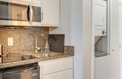 Acme Apartment | 8 Mi to Traverse City: Bayside Couple’s Retreat