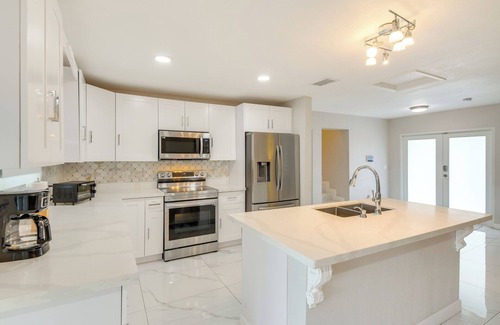 Golden Glades House | 8 Mi to Wynwood: Waterfront Retreat w/Lanai