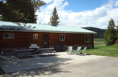 Lazy Acres House | 8 miles from Yellowstone! - Parking for Toys! - Grill & Firelplace - Smart TV