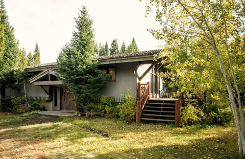 Lazy Acres House | 8 miles from Yellowstone! Fireplace, 2 decks, gas grill, Starlink & Smart TV