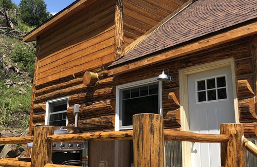 Rapid City Cabin | 8 miles to Mount Rushmore - Sleeps 2 to 6