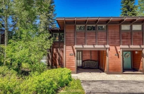 Tahoe Sierra Estates House | 8 miles to Ski Palisades Tahoe-Alpine|Walk to Town