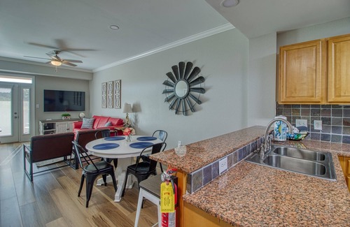 Sevierville Condo | 8 min to Dollywood- Close to parkway River and Mountain Views 2BR/2BA Sleeps 6
