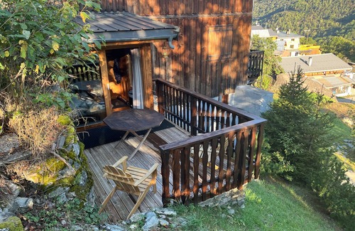 Saint-Bon-Tarentaise Apartment | 8 minutes from the slopes by car, apartment in private chalet with parking