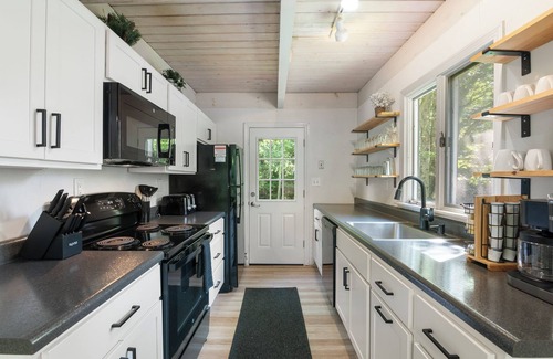 West Dover Ski Chalet | 8 minutes to Mount Snow, Dog Friendly, Fire Pit, Hot Tub, Game Room, Private