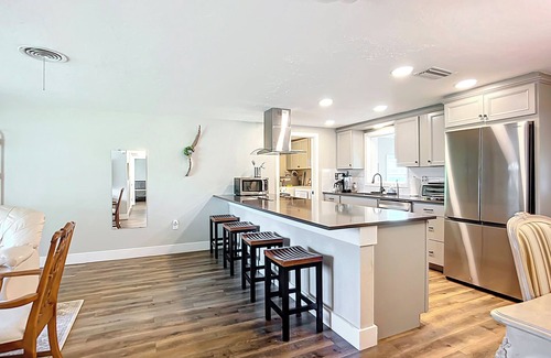 Gulf Gate Estates House | 8 Minutes to SIESTA BEACH! 3-bedrm Oasis in Sarasota - Kng, Queen, 2 full beds