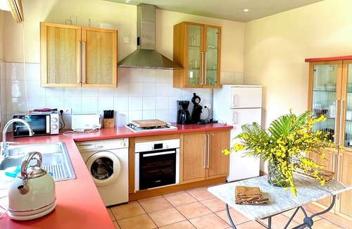 Estadens Cabin | 8-person self-catering cottage with shared pool and private garden facing the Pyrenees Mountains