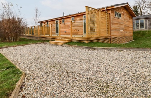 Looe Cabin | 8 VALLEY VIEW, family friendly, with hot tub in Lanreath