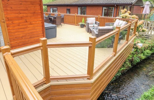 Troutbeck Bridge Cabin | 8 WATERSIDE WOOD, pet friendly, with a garden in Troutbeck Bridge