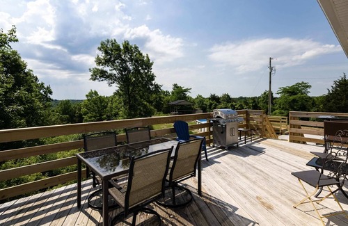 Rutland House | 80 Acre Retreat with Pool—Minutes to Ark—Sleeps 15