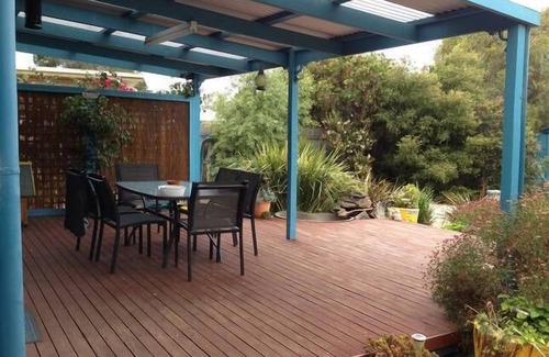 Portarlington House | 800 mtres from Dog friendly beach! 12 minute flat walk to beach. 1 minute by car