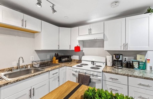 Alamo Placita House | 800 SQFT Basement w/Full Kitchen + Near Downtown