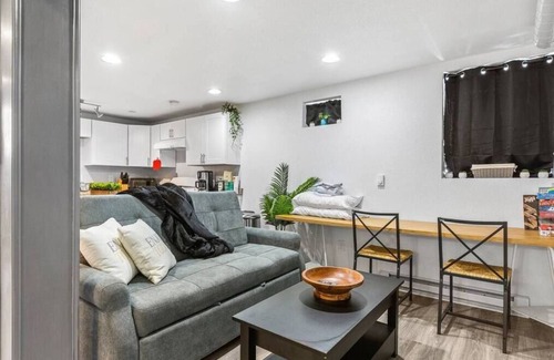 Alamo Placita House | 800 SQFT Basement w/Full Kitchen + Near Downtown