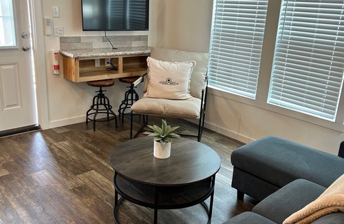 Honey Grove Cabin | 803 Charming cabin with WiFi and AC in serene Honey Grove