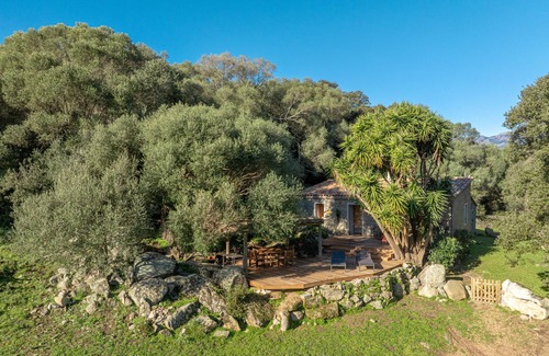 Sotta House | 80m2 former sheepfold between sea and mountain