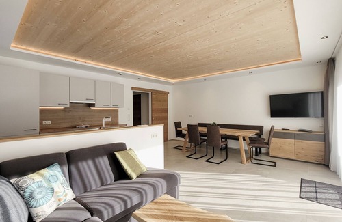 Bichlbach Apartment | 80m² Moderne Ferienwohnung mit Terrasse, Gratis Badesee, 100m bis zum Skigebiet