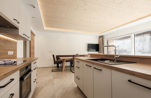 Bichlbach Apartment | 80m² Moderne Ferienwohnung mit Terrasse, Gratis Badesee, 100m bis zum Skigebiet