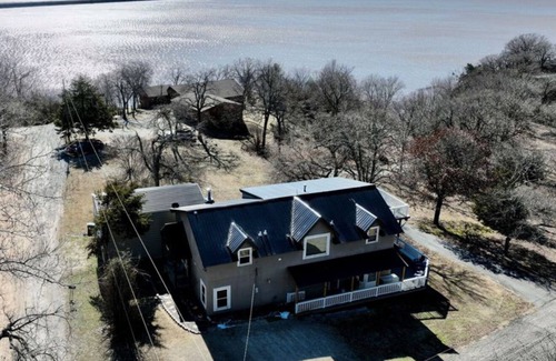 Eufaula House | 80’s Retro Themed Lakefront with Amazing Views Game Rm Open Cabin-Fiber WiFi
