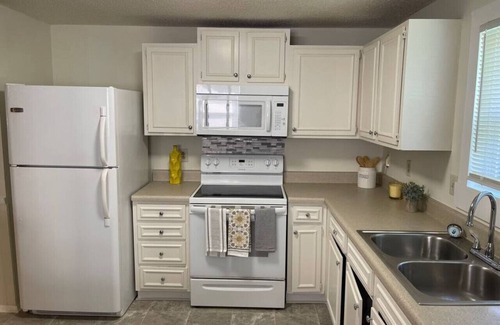 Charlotte House | 8107 Bald Ridge · 4 Bedroom Home, Mins from Uptown, Pet-friendly