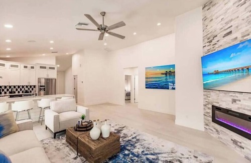 Naples Park House | 819 Tropical Bliss · Heated Pool/Spa · Walk2Beach