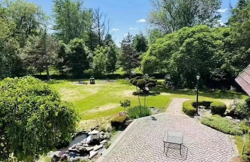 King House | 8200Sq. Ft. 3 acre vacation home w indoor pool 15 minutes to Canada` Wonderland