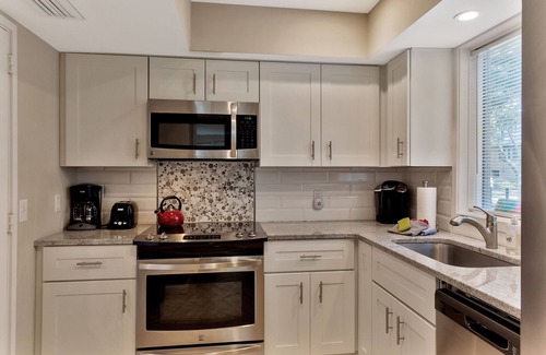 Harbour Town Condo | 827 Ketch Court 2 BR TH/1.5 Bath/Sofa Bed/Sleeps 6/Harbour Views/Patio/Pool