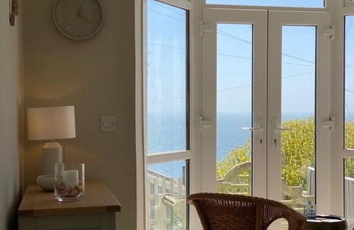 Ventnor House | 83 Gills Cliff Road - sleeps 5 guests in 3 bedrooms