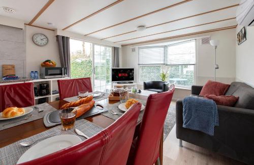 Oisterwijk Ski Chalet | 85, Private, Parking - Nature - Central - AC - Serene!