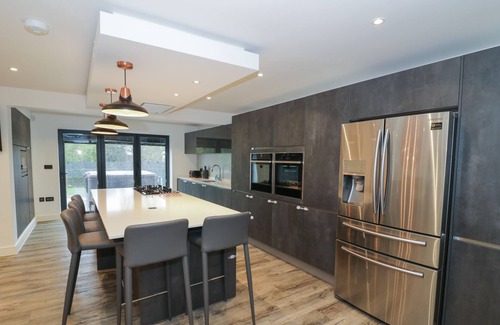 Desborough House | 85A BRAYBROOKE ROAD, family friendly, with hot tub in Desborough